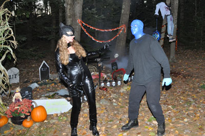 Cat Woman and Blue Man - Don't Scratch Me